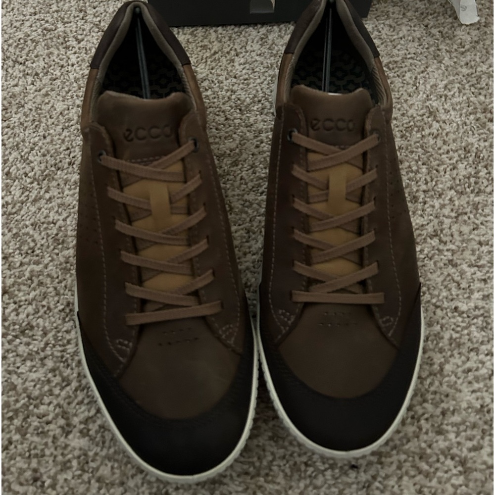 ECCO men’s golf shoes size 10.5 genuine leather shoes. Brand new in box